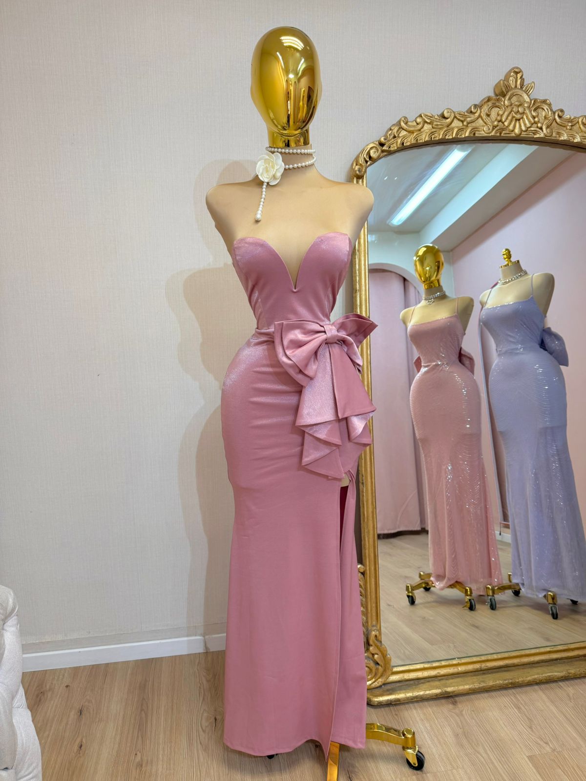VESTIDO ROSA BRILLOSO ESCOTE CORAZÓN MOÑO – Hollywear