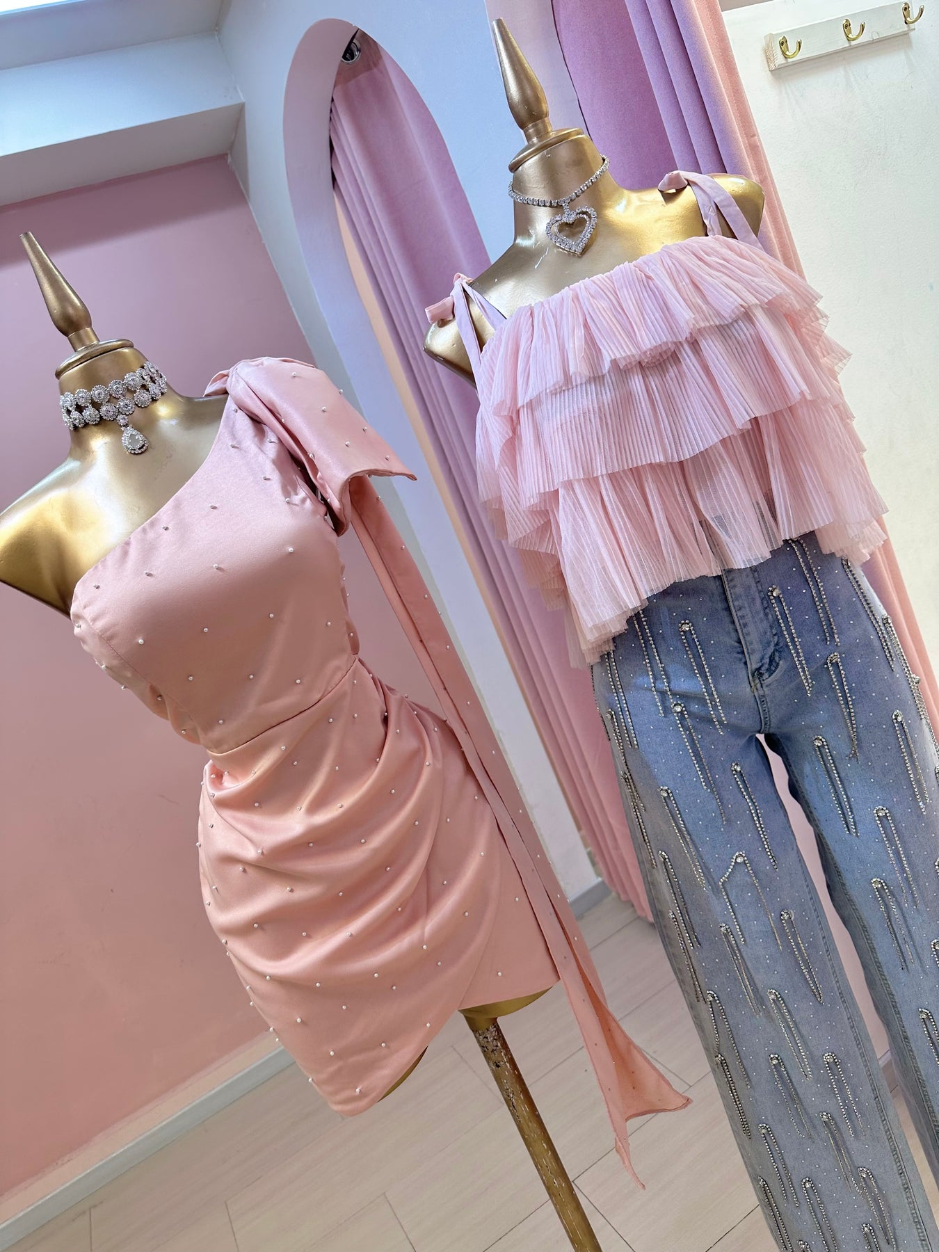 VESTIDO ROSA PERLAS UNA MANGA CON MOÑO – Hollywear