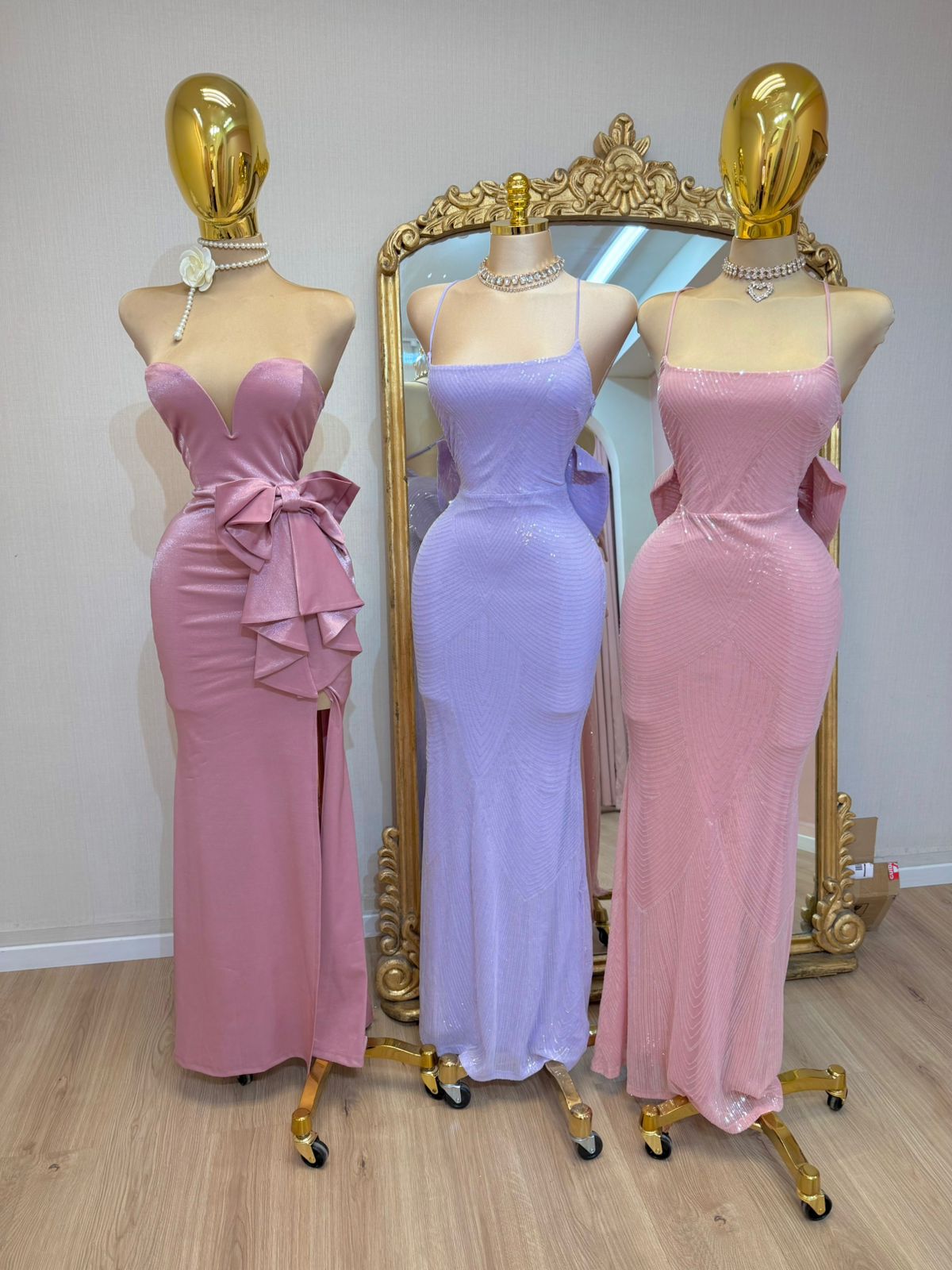 VESTIDO ROSA BRILLOSO ESCOTE CORAZÓN MOÑO – Hollywear