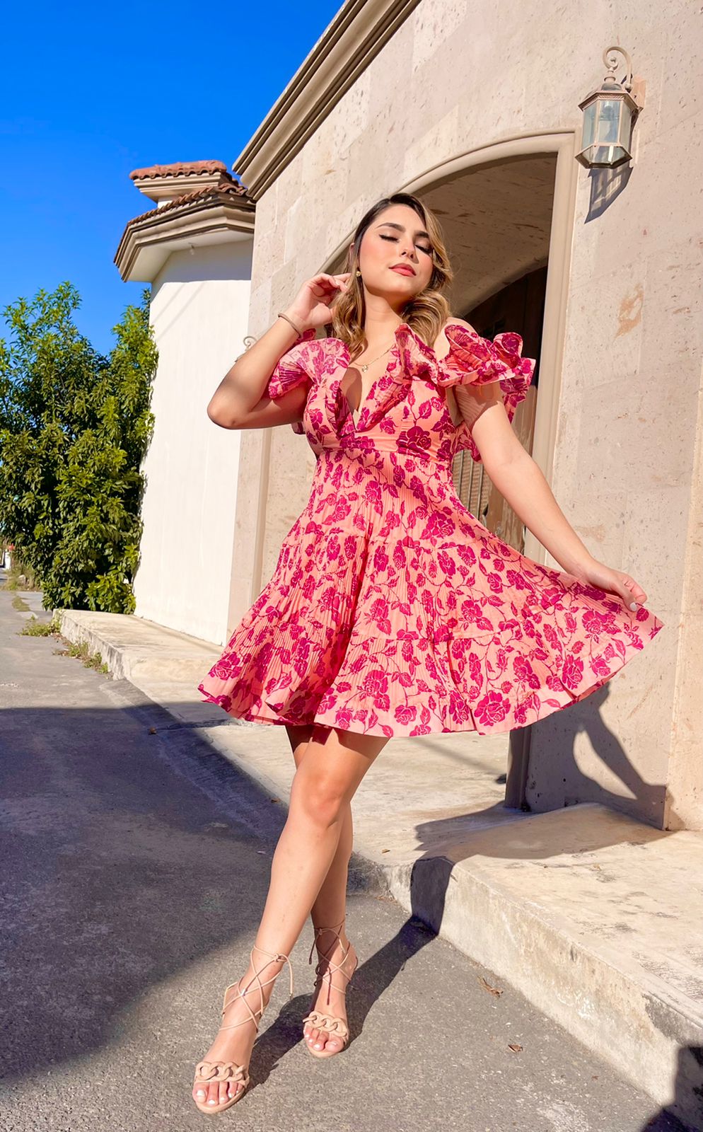 Vestido Floreado Vestido Negro Con Zapatos Rosas Vestidos Cortos